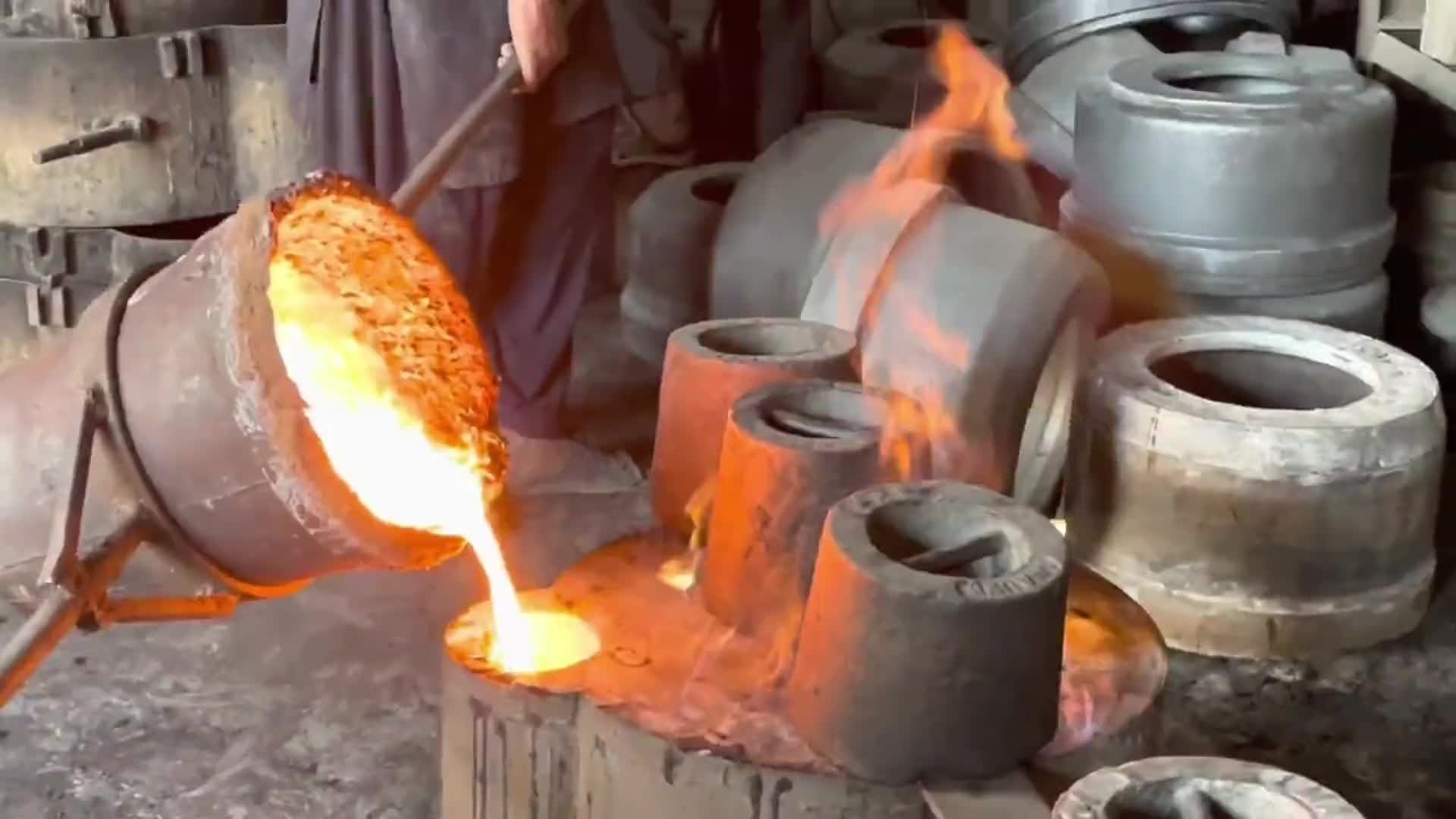 巴铁师傅用废旧的发动机制造卡车刹车鼓全过程。