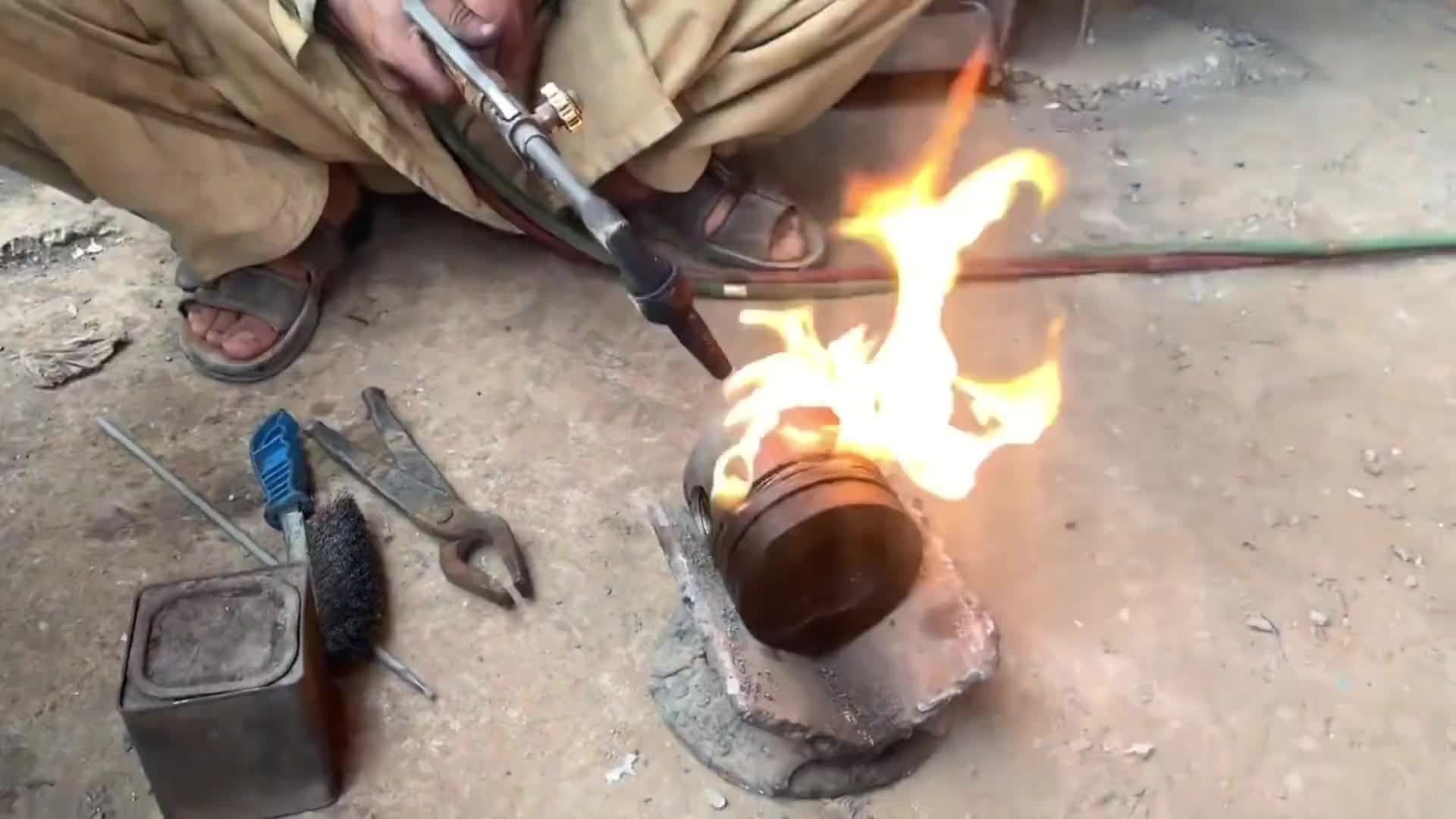 巴铁维修日野卡车发动机活塞全过程。