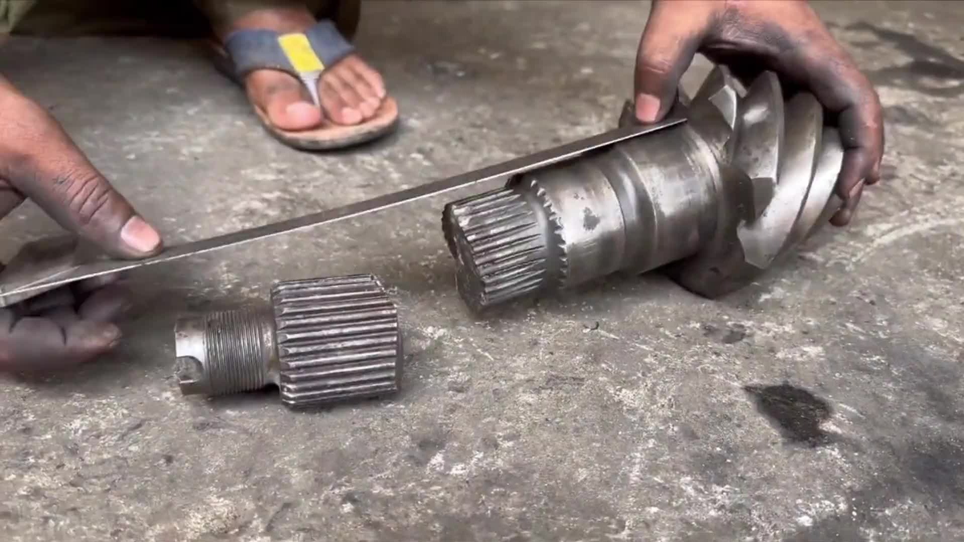 巴铁师傅维修断裂的卡车后桥差速器齿轮轴全过程