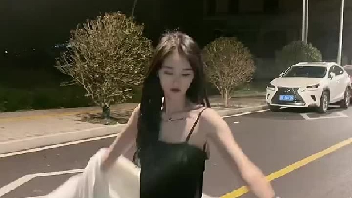 艾特一个你超想看她穿的姐妹