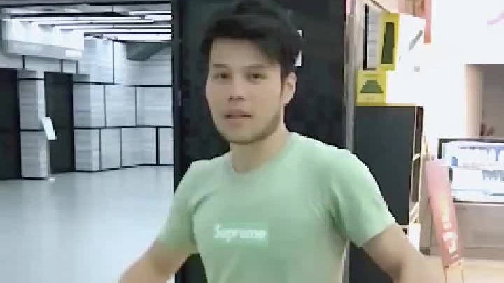 就是他，三百多斤整天秀扣篮，今天我要让他尝尝被扣的滋味…溜了溜了