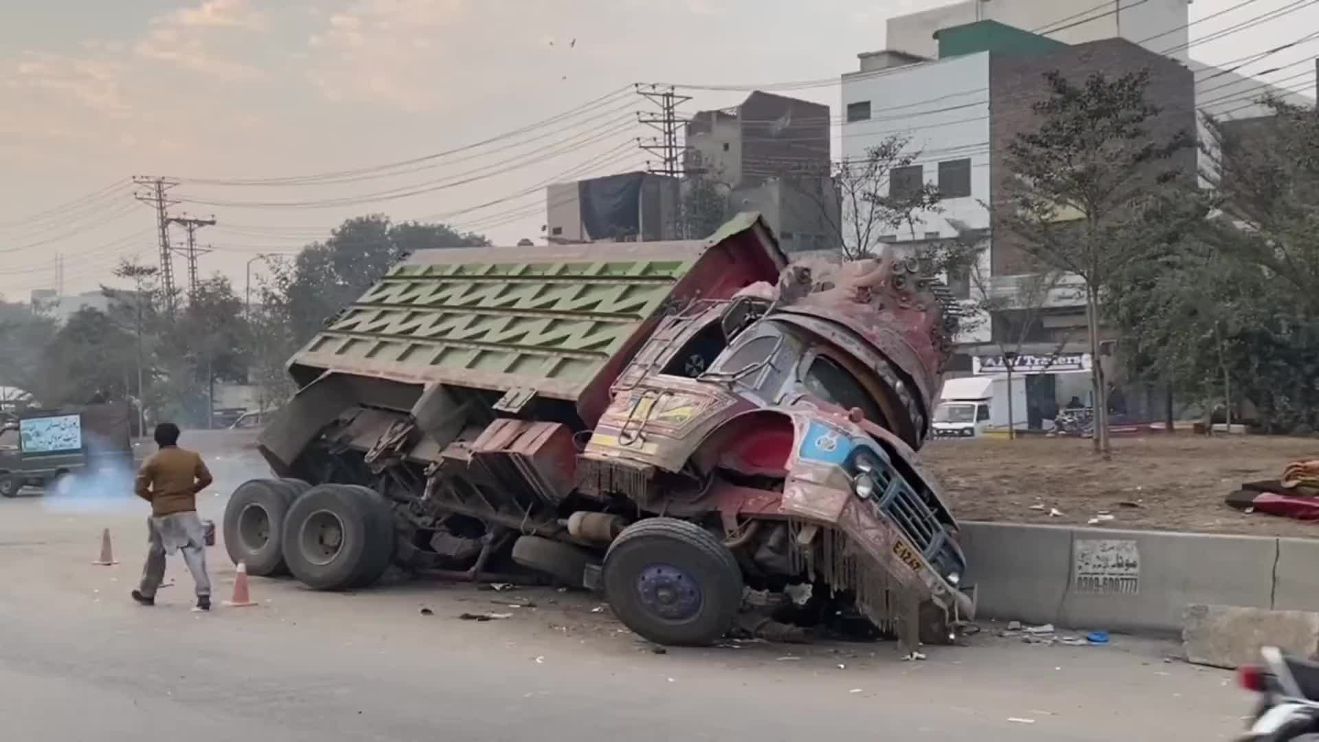 巴铁维修趴窝在大马路上的大卡车全过程。