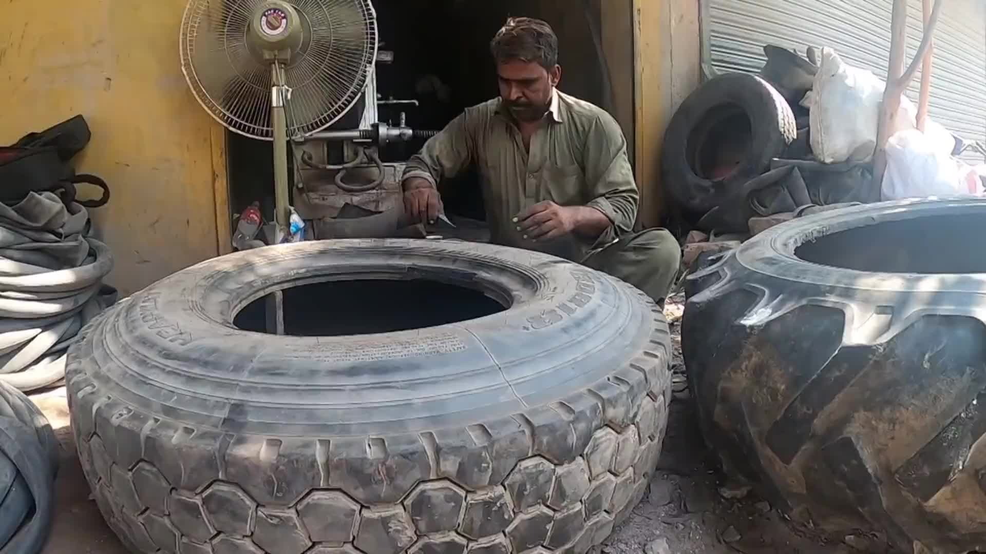 巴铁师傅修复卡车轮胎全过程。