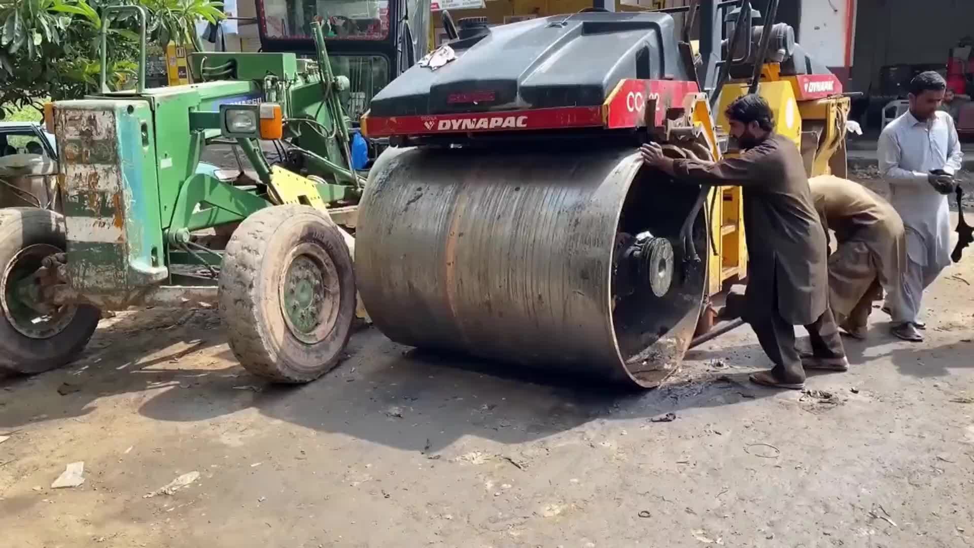 巴铁师傅维修压路机滚筒全过程