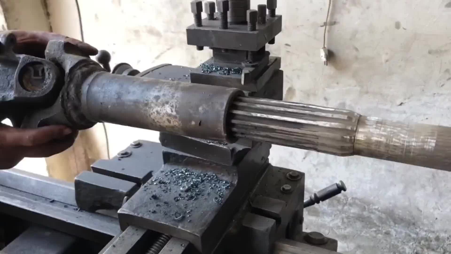 巴铁师傅维修卡车传动轴全过程。