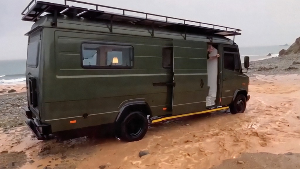 夫妻俩去海边露营游泳，怎料中途下起暴雨是怎样的体验（第三集）