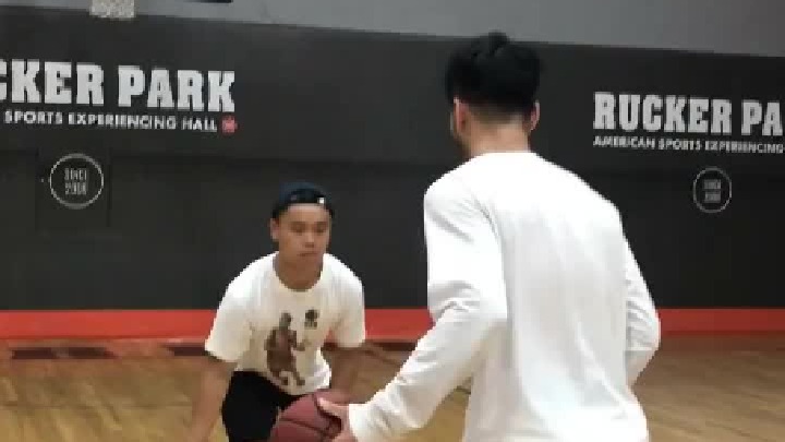 篮球嘛，节奏来了就浪呗，浪进就行一波单挑技巧分享