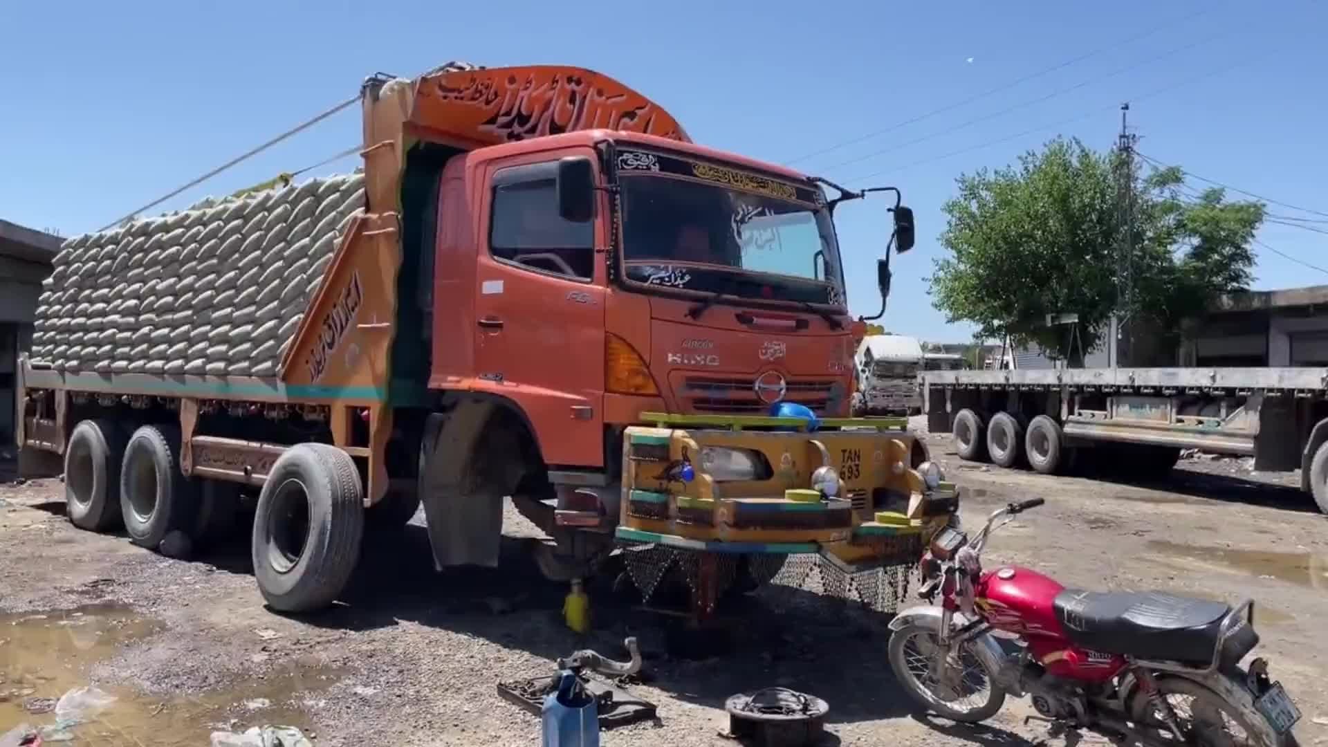 巴铁师傅维修卡车前桥轴管全过程。