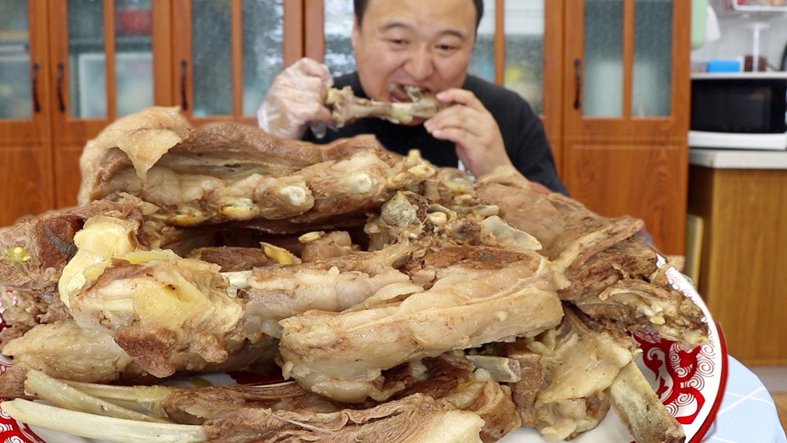 岳父送来13斤羊肉，阿强做内蒙手把羊肉，肉汤配莜面，太好吃啦！