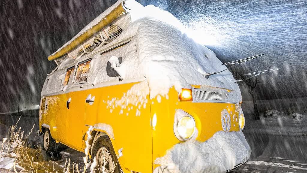 一人汽车暴风雪露营（第一集）