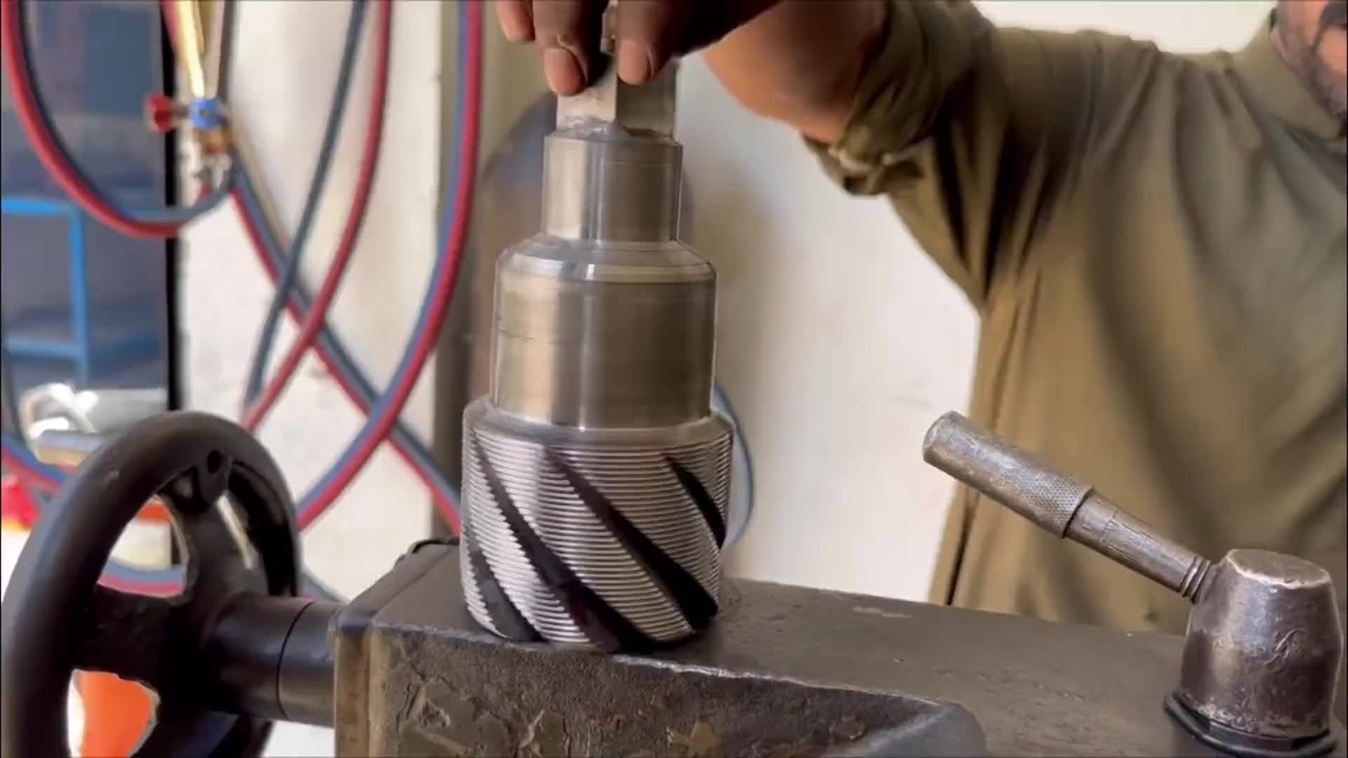巴铁师傅又来炫技了，用废旧差速器齿轮轴制作一把重型螺纹刀全过程。