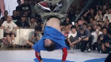 同一个人，不同样的炸场。