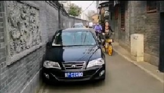 北京胡同停车，堪称教科书式的典范，连老司机见了都直摇头