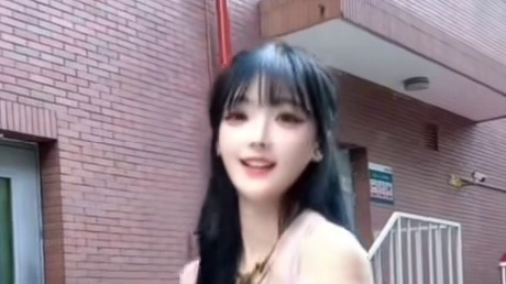跳完转身才发现后面站了三个男的围观
