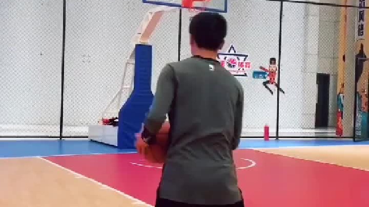 很喜欢的一句话：不要假装努力，结果不会欺骗你！ 转身的要点其实在于放球的一瞬间发力，肩膀带动身体一