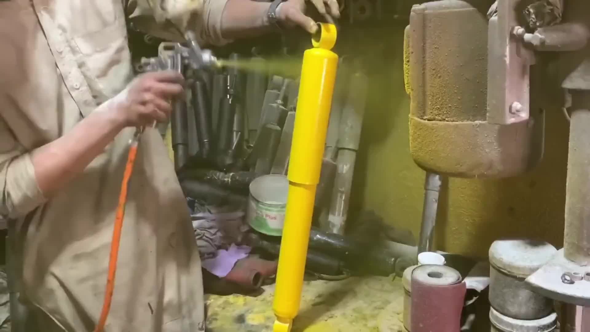 巴铁师傅维修汽车减震器全过程。