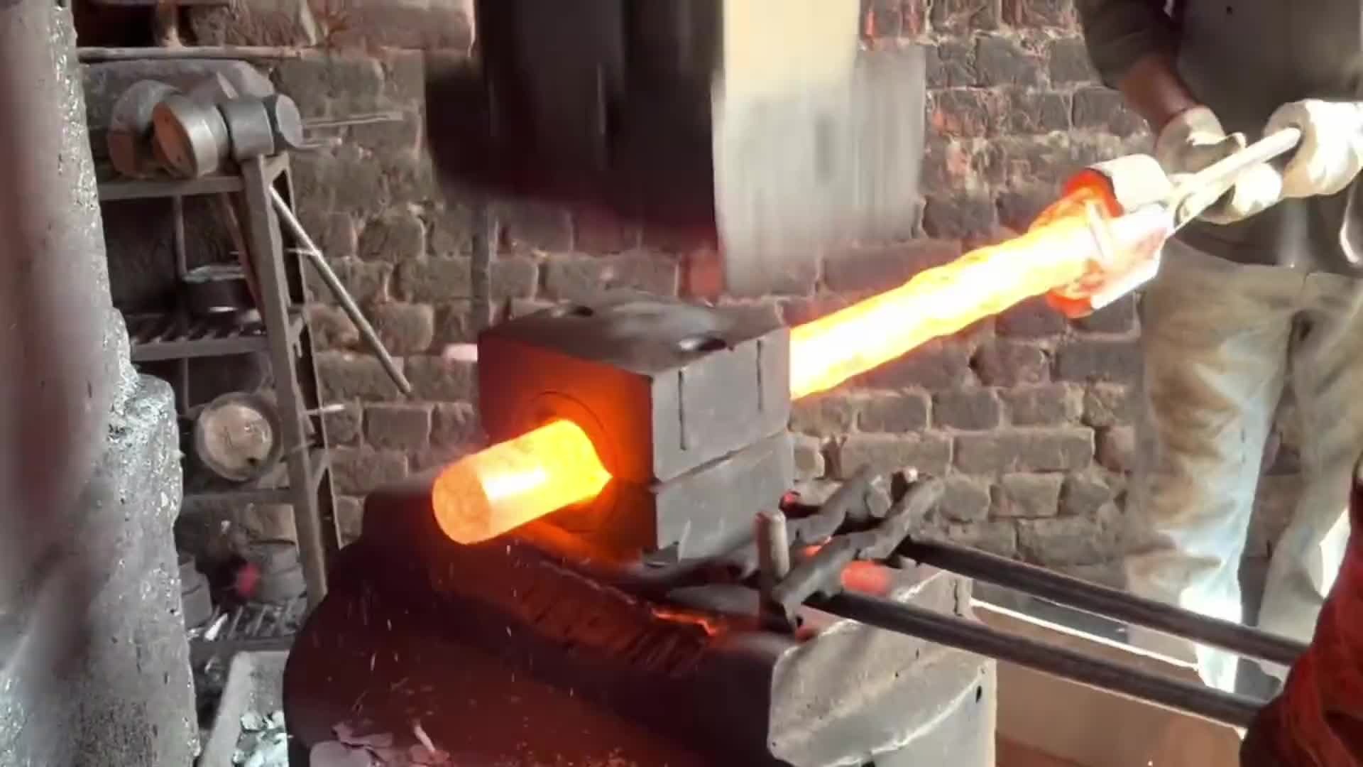 巴铁师傅制造卡车半轴全过程。