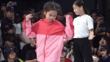 小女孩太可爱了，跳舞也很棒