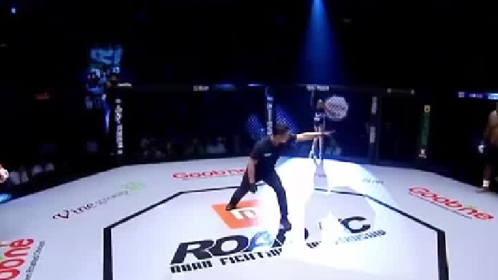 美国黑金刚不讲武德，恶意偷袭小伙还当众跳舞