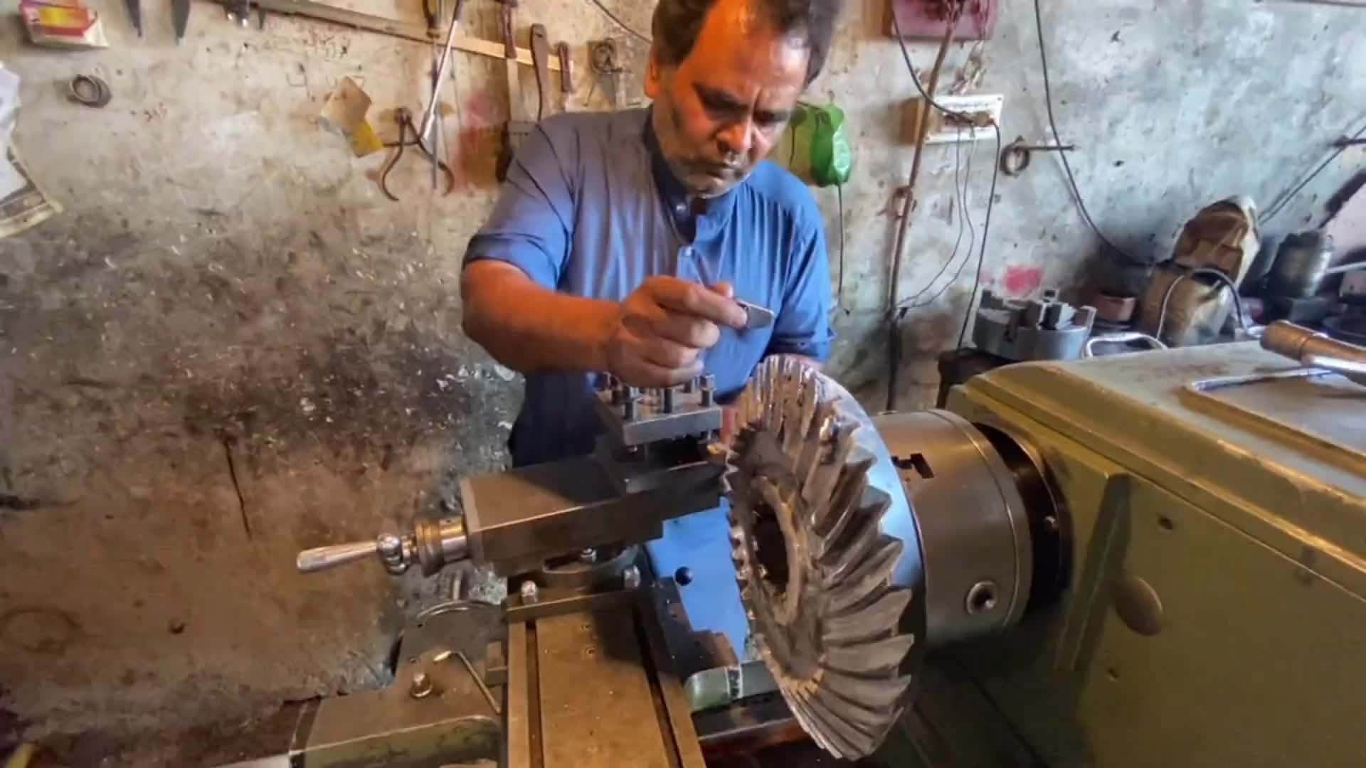 巴铁师傅维修崩齿的齿轮盘全过程。