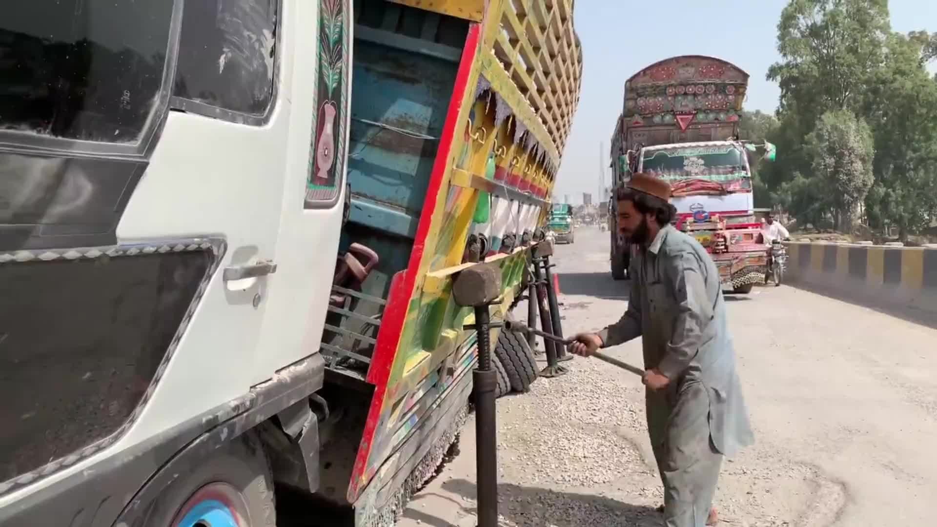 巴铁师傅维修趴窝在大马路上的卡车全过程。