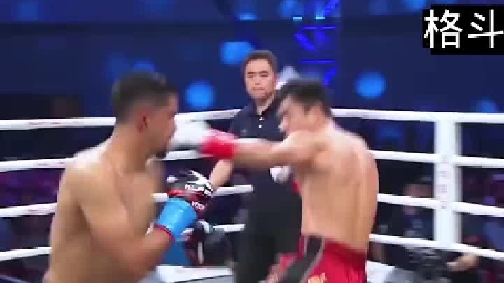 老外看小伙被放倒特别激动，不料没几秒啪啪打脸