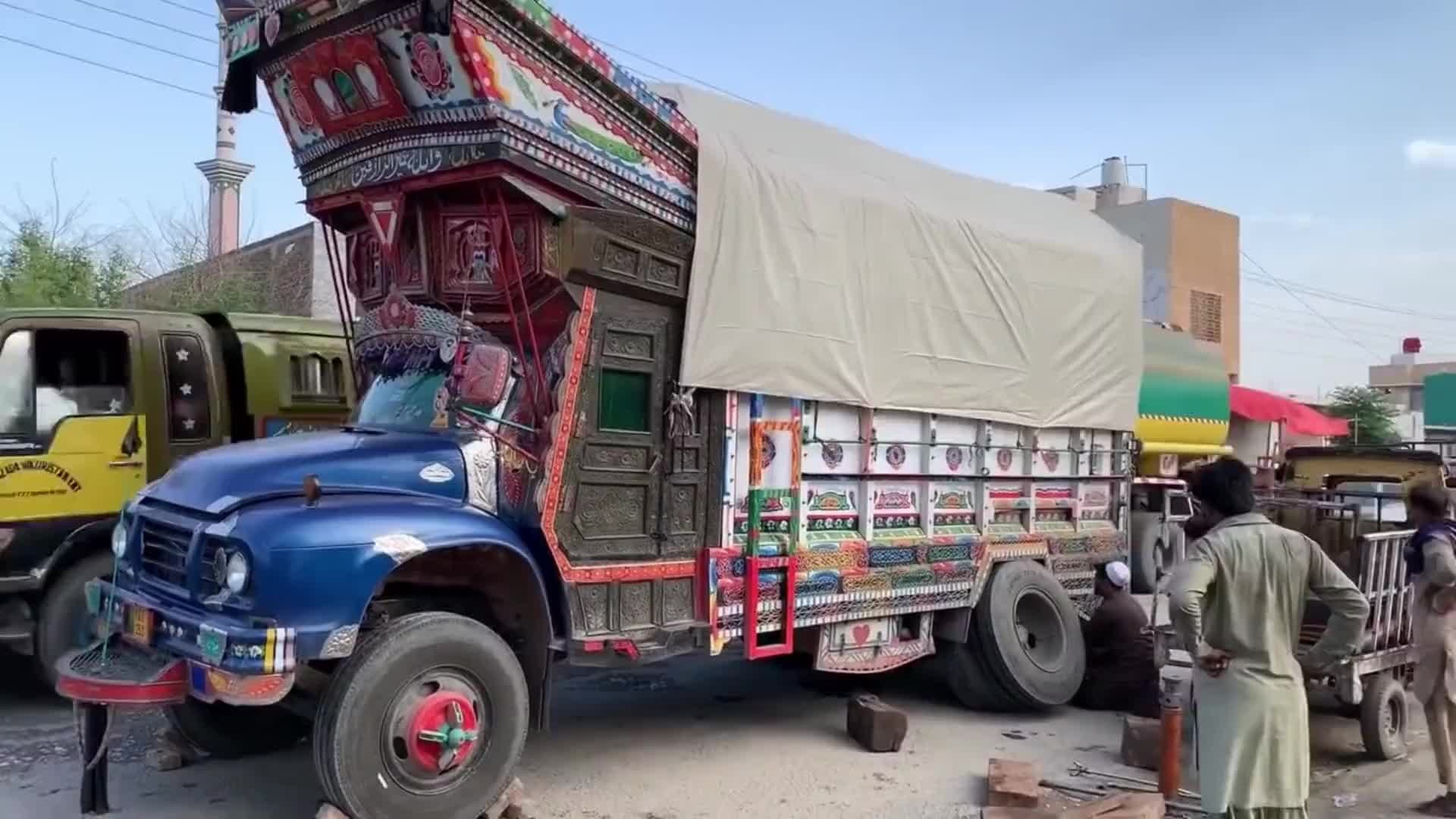 巴铁师傅维修趴窝在大马路上的卡车后桥全过程。