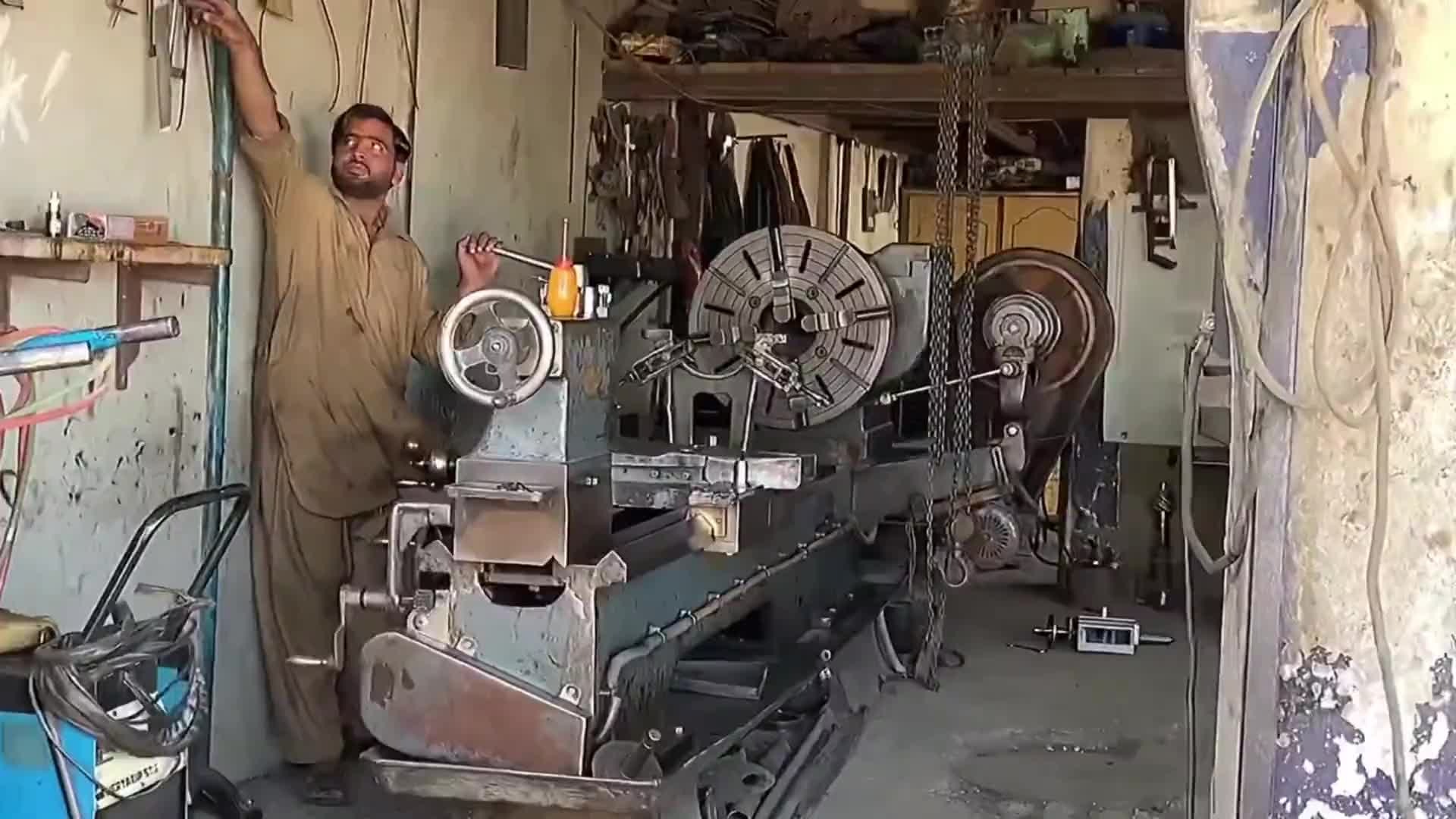 巴铁师傅维修卡车传动轴全过程，感觉这样维修不出意外能用十年。