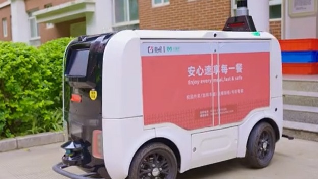 爽提送餐无人车 师生安心速享每一餐