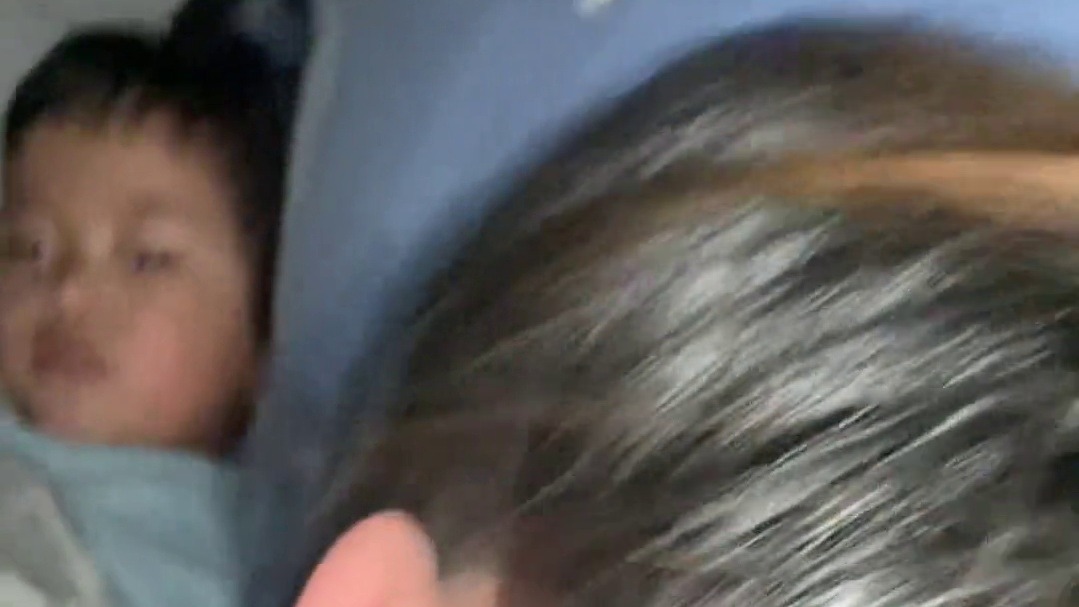 这个世界乱乱糟糟，而你们干干净净，可以悬挂在心上，是最好的月亮～