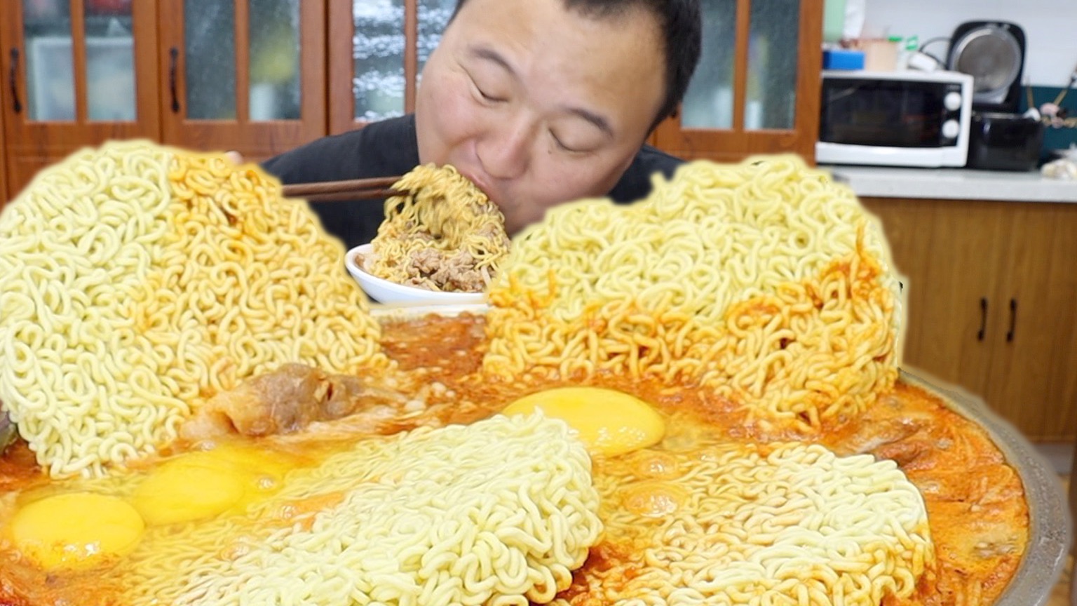 昨晚宿醉，阿强早餐一大碗热气腾腾的泡面，大口吸面，太过瘾啦