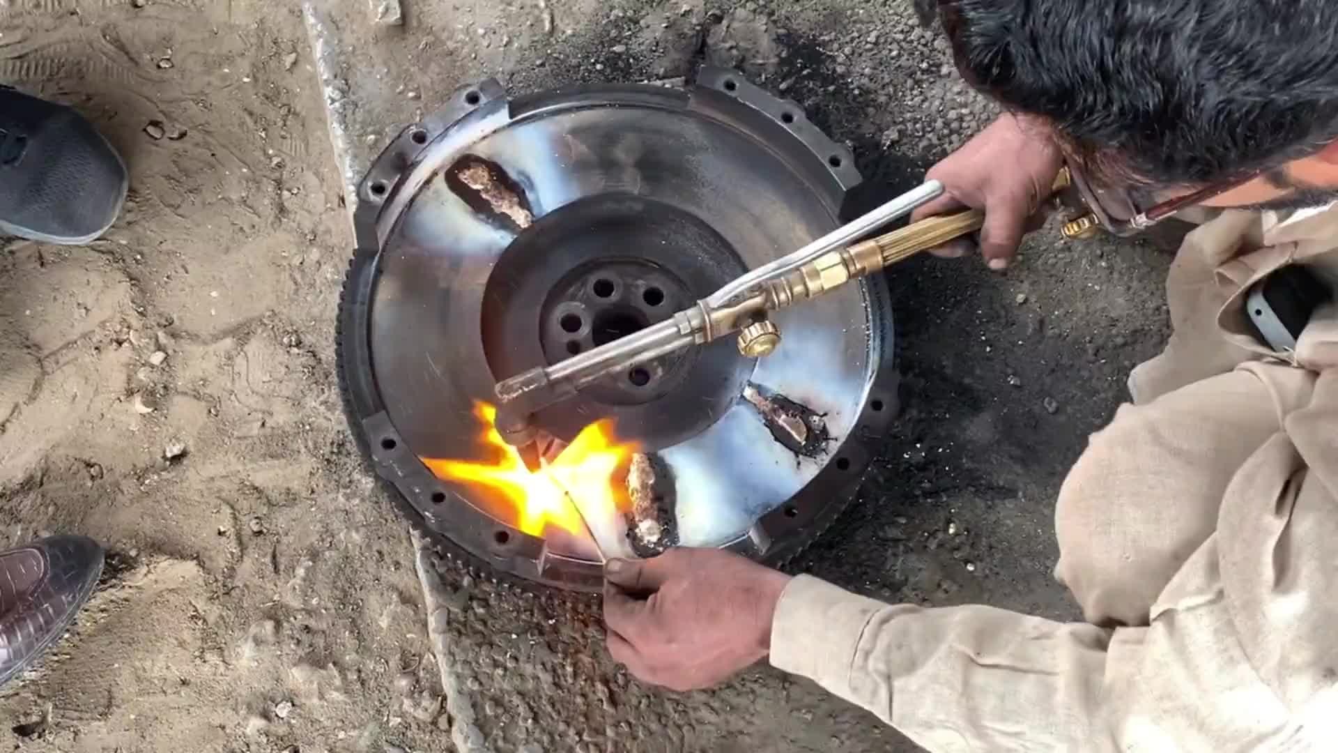 巴铁师傅维修五十铃离合器飞轮盘全过程。