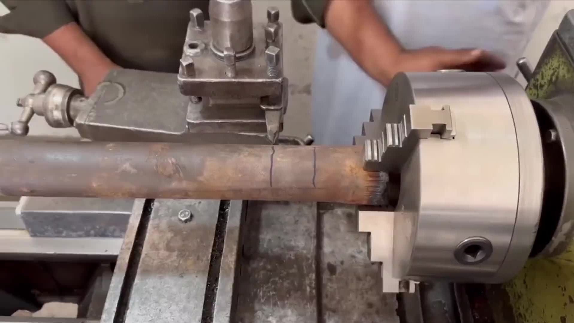 巴铁师傅维修断裂卡车后桥半轴全过程