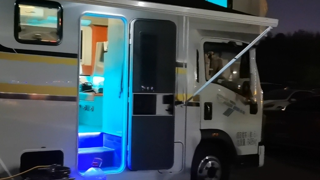 房车旅行 日照海滩 御用K歌师 美女陪伴吹海风