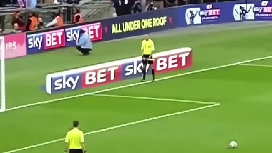 守门员足球赛场那些极限扑救瞬间，真的太不可思议了！