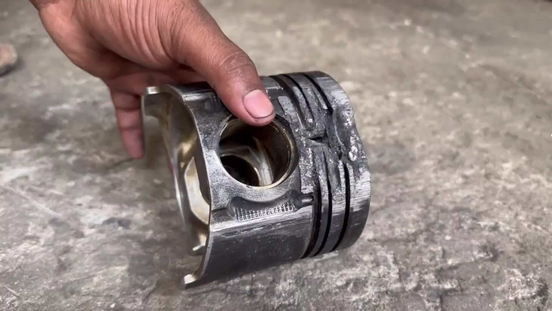 巴铁师傅维修破损的发动机活塞全过程。