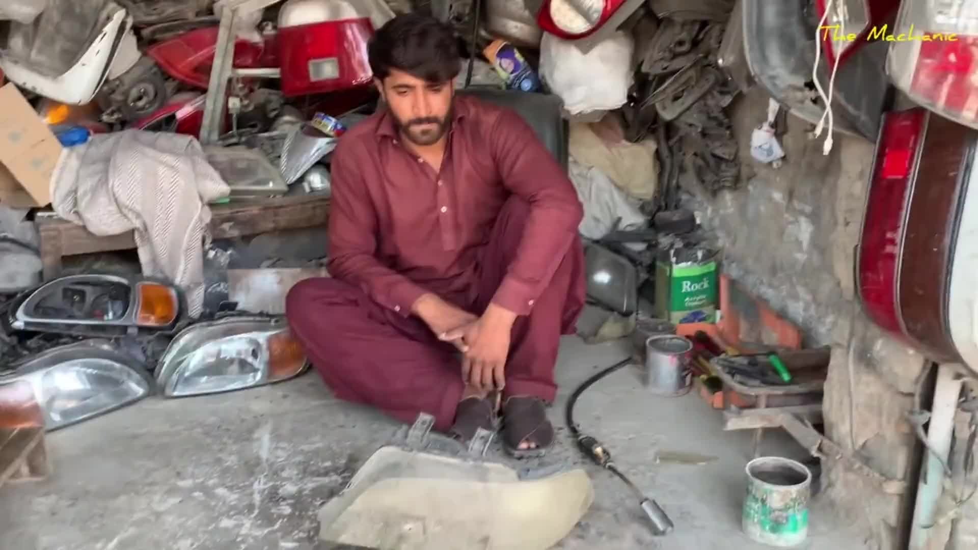 巴铁师傅维修破损汽车大灯灯壳全过程。