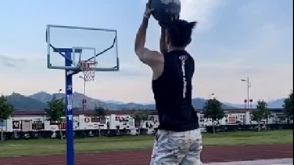 虽然我喜欢23，可并不代表不热爱24，秀出你的投篮姿势吧