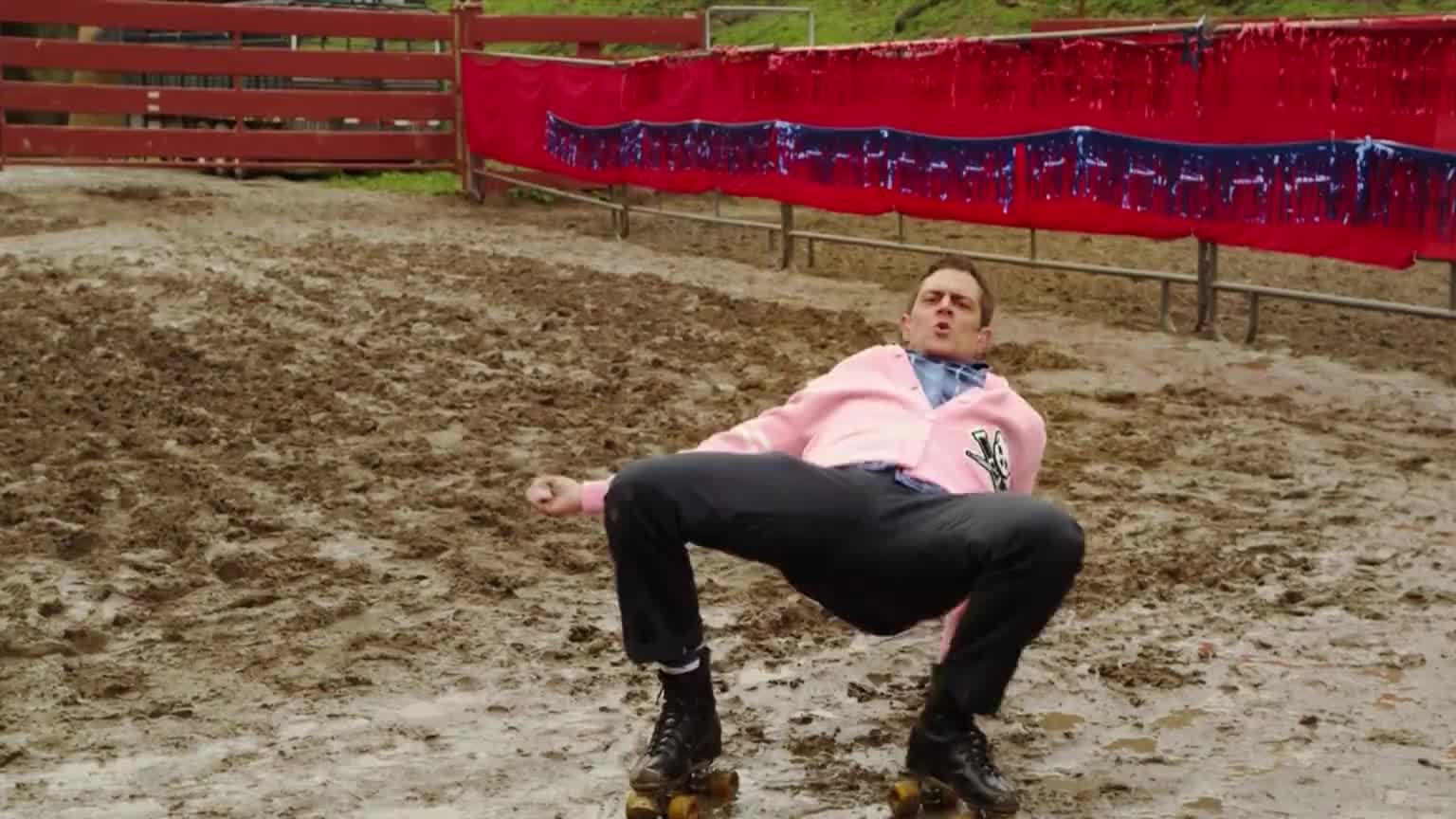 不可思议的斗牛挑战，小哥竟然用身体去挡住牛群，最后悲催了。