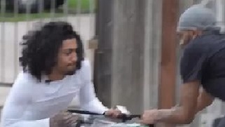 老外街头 带着现金在街头晃荡，会被抢走吗