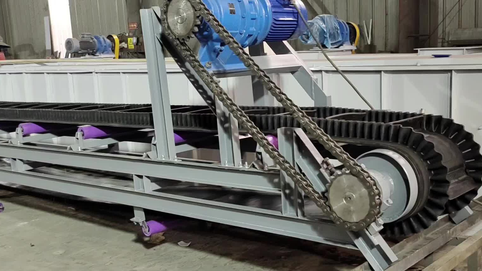 砂石输送工业加厚皮带裙边隔板皮带输送机