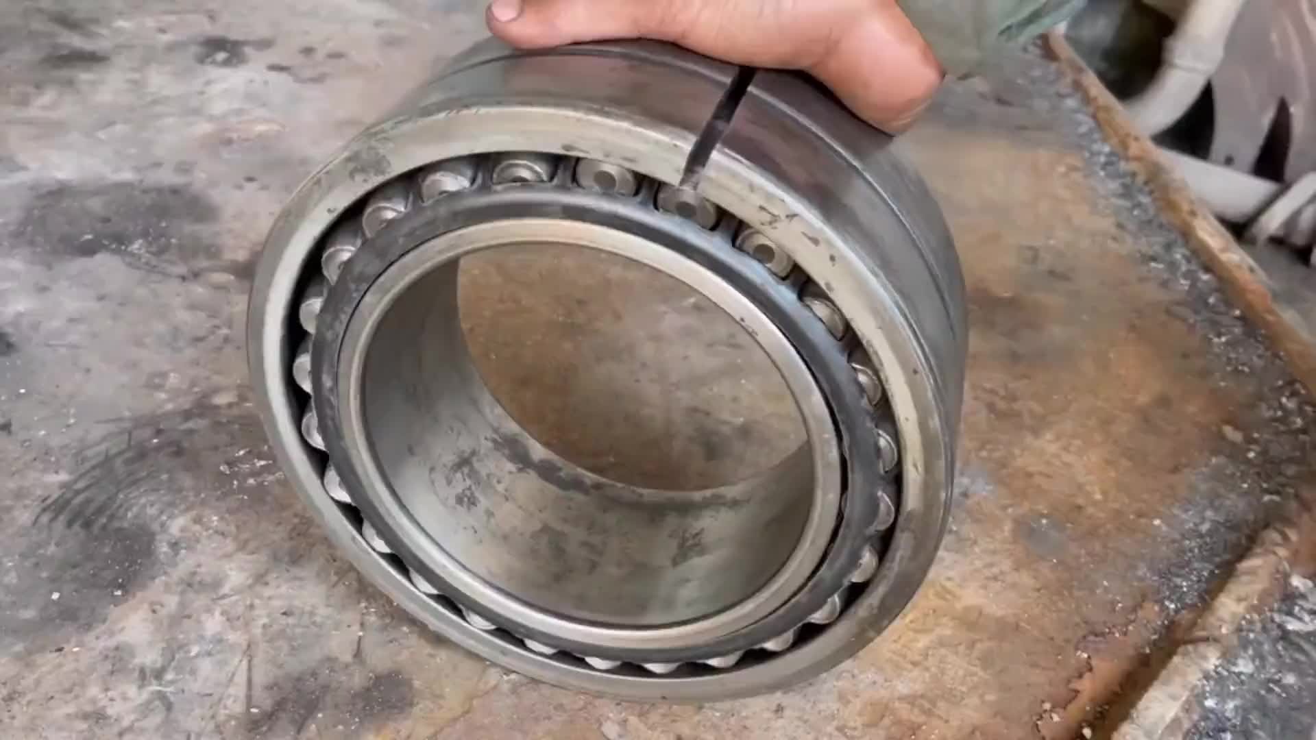 巴铁师傅维修颚式破碎机吊心滚子轴承全过程。