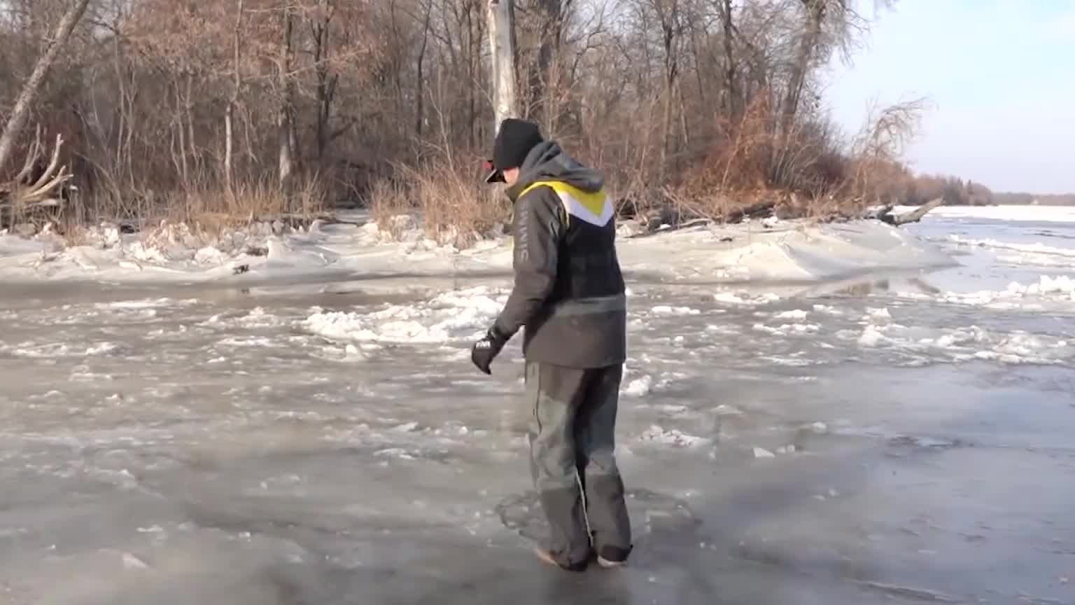 如果人不小心掉入冰窟窿，怎么做才能快速自救