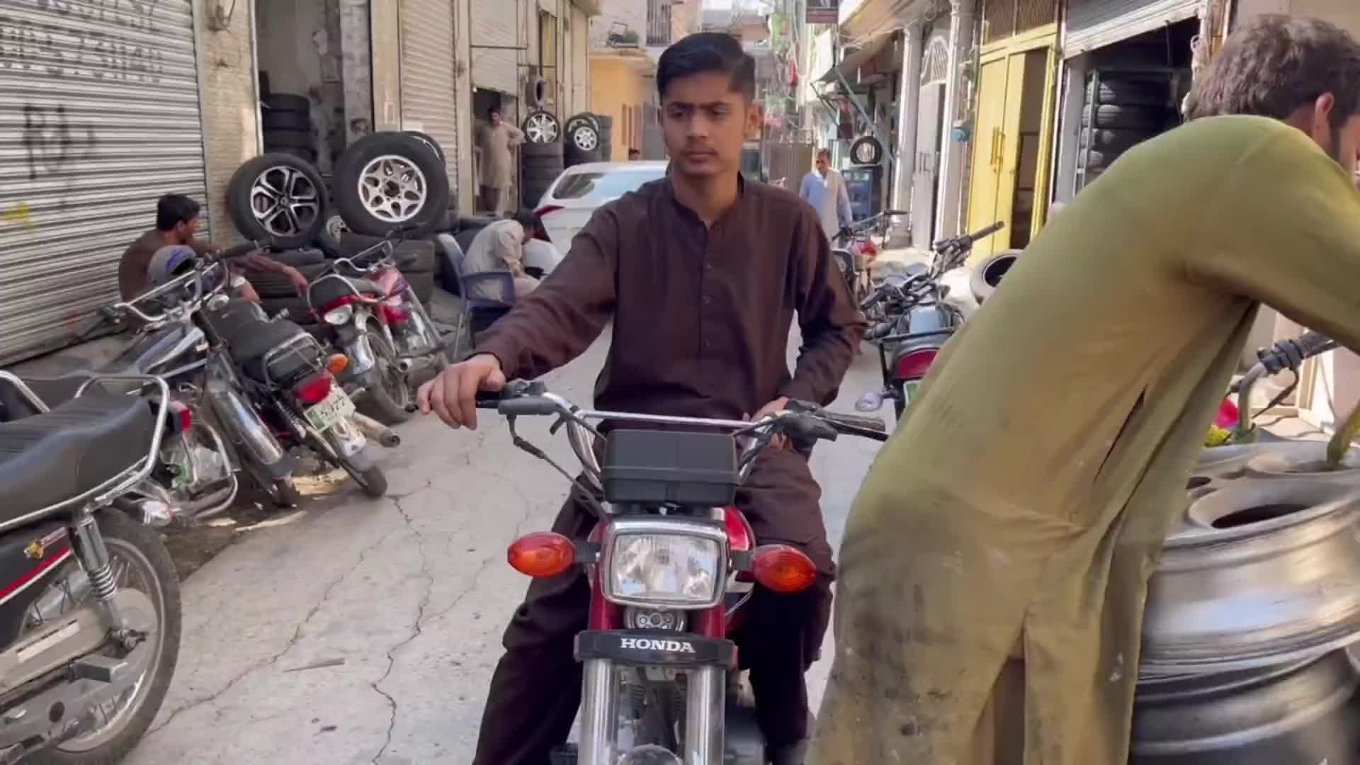 巴铁师傅维修损坏的汽车轮毂全过程。