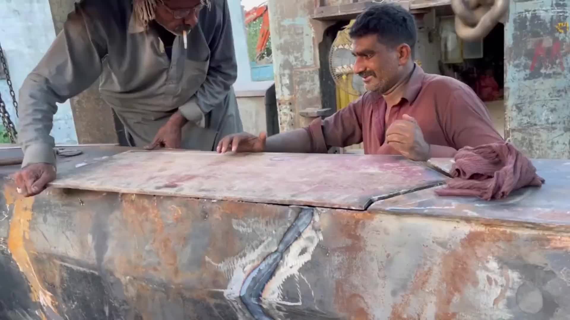 巴铁维修起重机吊臂全过程。