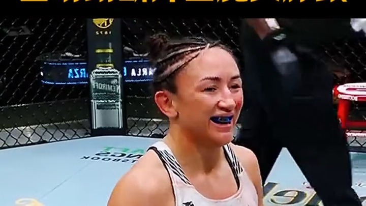 张伟丽擂台用力过猛，当场踢断外国魔女脖颈