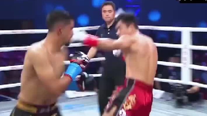 中国小伙比赛开始被击倒，站起身来KO对方惊呆台下老外