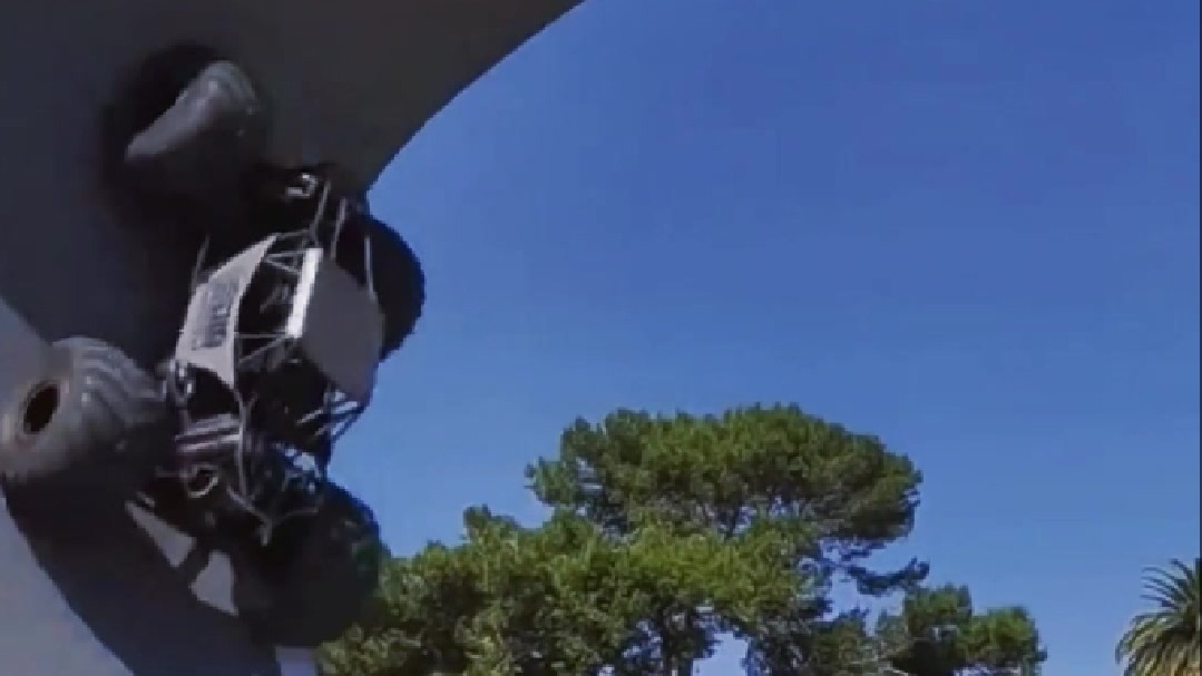 极限大脚车特技，空中翻滚不翻车