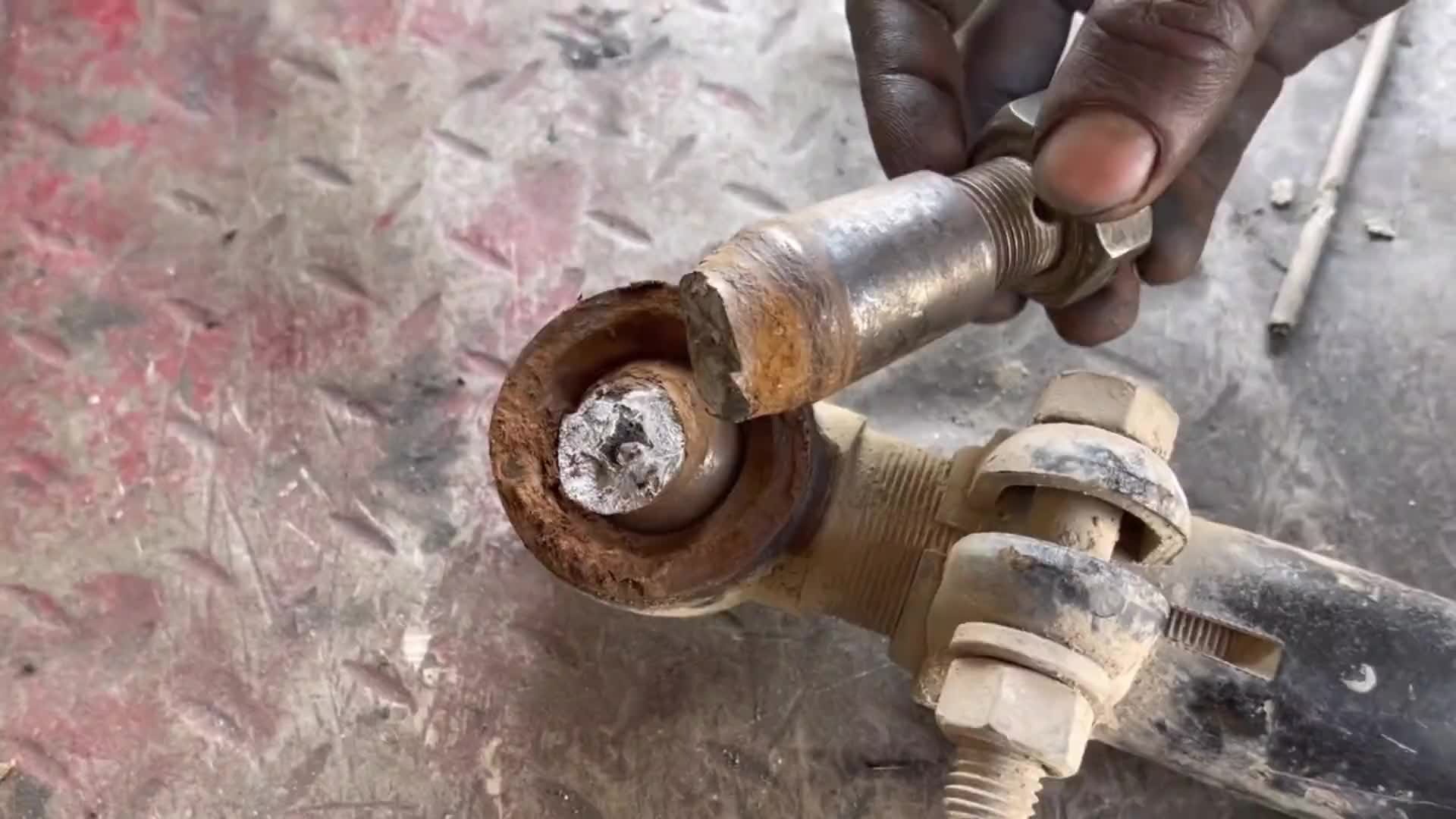 巴铁师傅维修日野卡车方向机拉杆球头全过程。