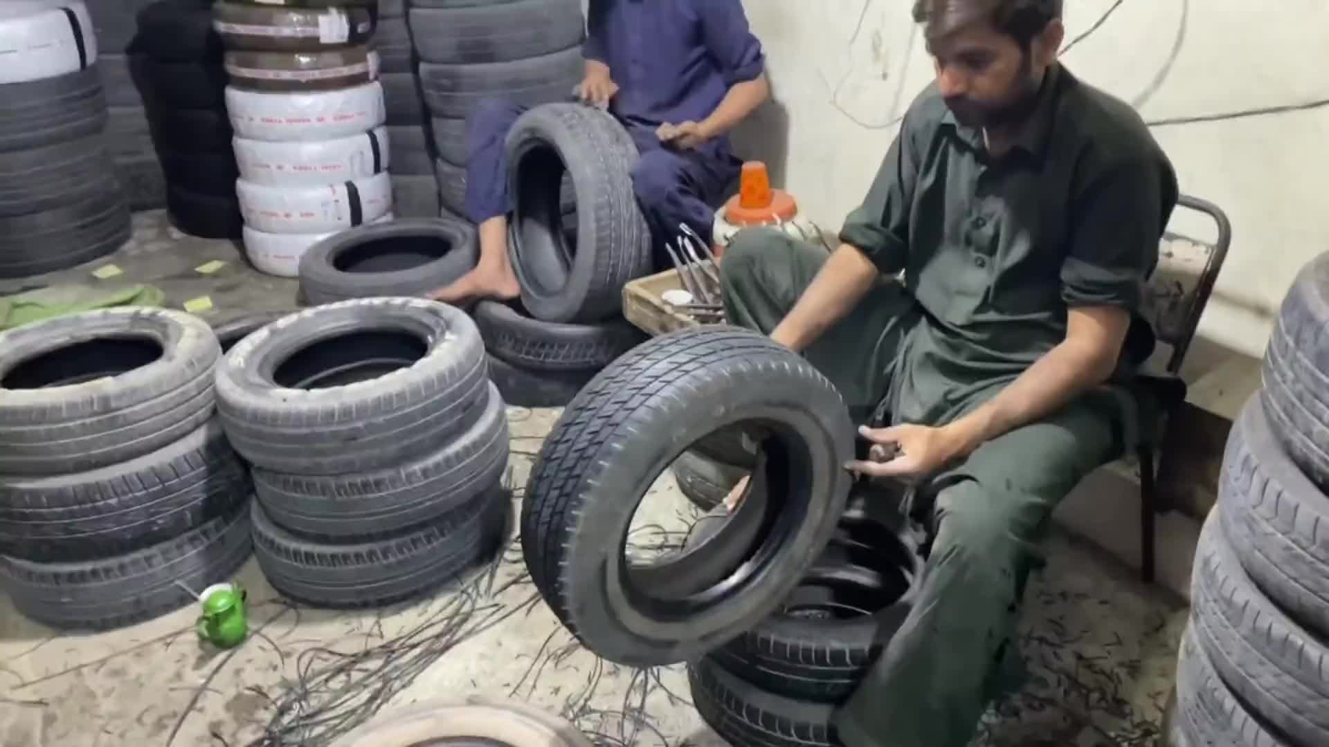 巴铁师傅翻新废旧轮胎全过程。
